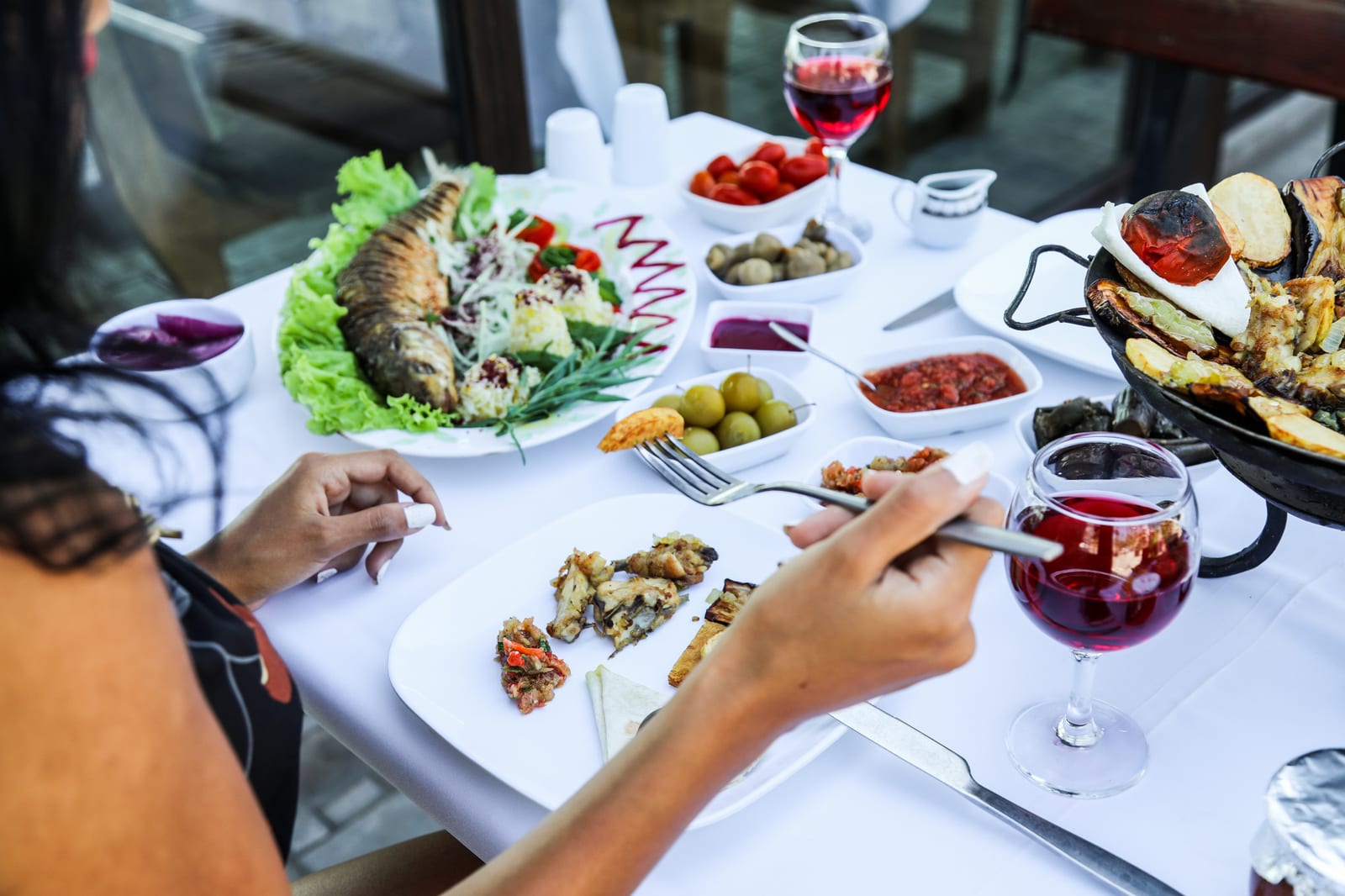 Mesa de clientes servida com diferentes pratos do cardápio